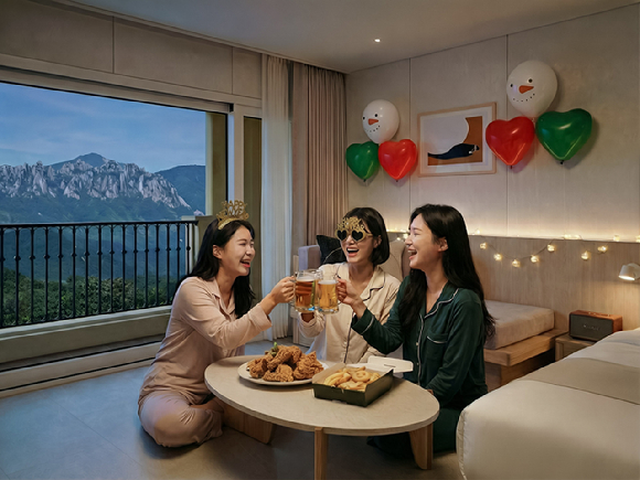 한화리조트 설악 쏘라노에서 '파티 나이트' 패키지를 즐기는 고객 [사진=한화리조트]