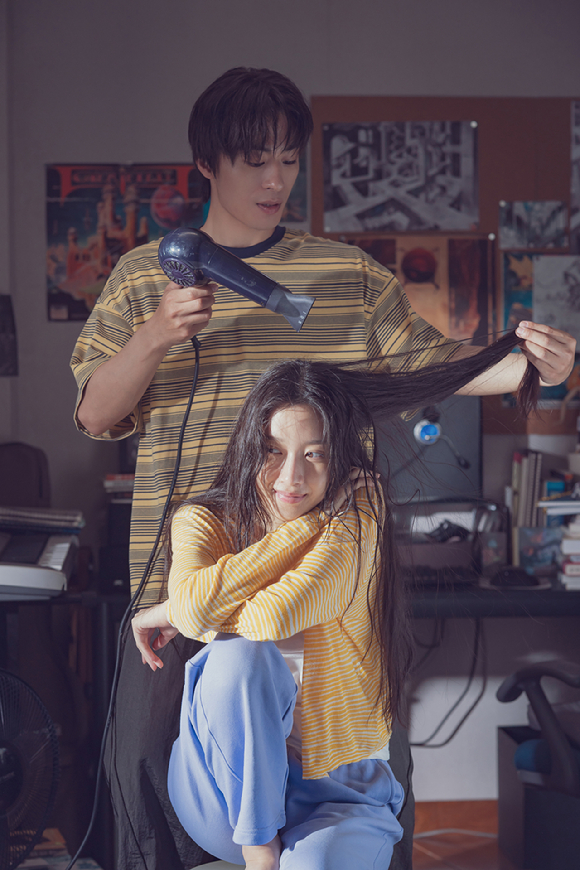 배우 구교환이 영화 '만약에 우리' 인터뷰에 앞서 포즈를 취하고 있다. [사진=(주)쇼박스]