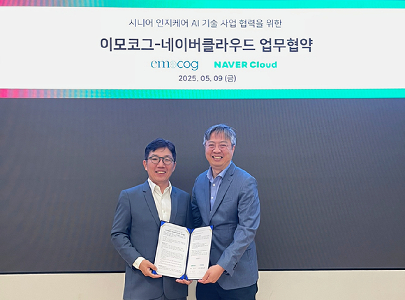 김유원 네이버클라우드 대표(왼쪽)와 이준영 이모코그 대표가 ‘시니어 인지케어 AI 기술을 활용한 사업’을 위한 MOU를 체결한 뒤 기념 촬영하고 있다. [사진=네이버클라우드]