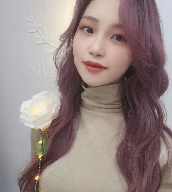 학창시절 12년간 학교폭력을 당한 사실을 방송에서 고백한 표예림(28)씨가 '2차 가해' 행위에 대한 정신적 고통을 호소하다 22일 극단적인 선택을 시한 것으로 전해졌다. 표씨는 현재 부산의 한 병원으로 이송돼 치료를 받고 있는 것으로 알려졌다. 사진은 유튜브 채널 '카라큘라 탐정사무소'가 공개한 표씨의 사진. [사진=카라큘라 탐정사무소 유튜브]