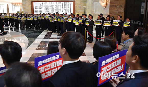 더불어민주당 의원들이 4일 오전 서울 여의도 국회 본회의장 앞에서2025년도 예산안 및 기금운용계획안에 대한 정부의 시정연설을 앞두고 윤석열 정권 규탄 퍼포먼스를 하고 있다. [사진=곽영래 기자]