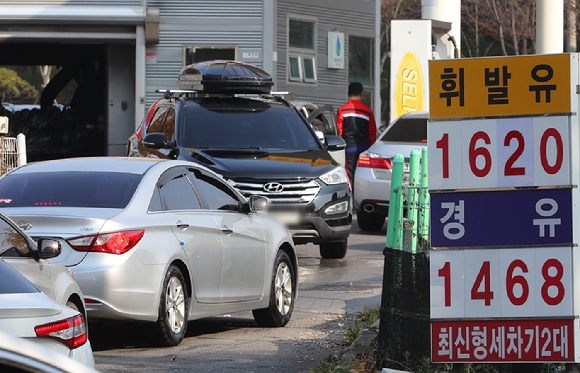 전국 주유소 휘발류 가격이 유류세 인하 이후 6주 연속 하락세를 이어가고 있다. [사진=뉴시스]