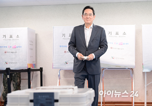 제9회 전국동시지방선거 사전투표 첫날인 29일 오전 서울 용산구 한남동 주민센터에 마련된 사전투표소에서 이재용 삼성전자 회장이 투표를 하고 있다. [사진=정소희 기자]