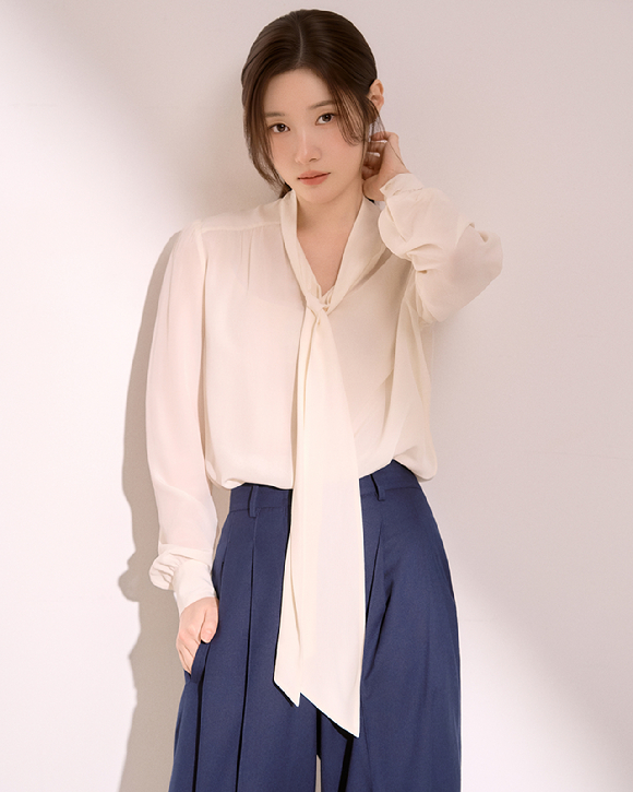 배우 정채연이 JTBC 토일드라마 '에스콰이어' 인터뷰에 앞서 포즈를 취하고 있다. [사진=BH엔터테인먼트]