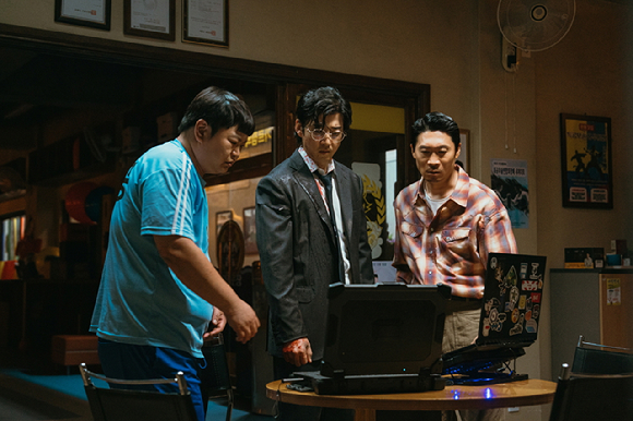 배우 진선규가 쿠팡플레이, 지니 TV 오리지널 시리즈 'UDT: 우리 동네 특공대' 인터뷰에 앞서 포즈를 취하고 있다. [사진=쿠팡플레이, 지니 TV 오리지널 시리즈]