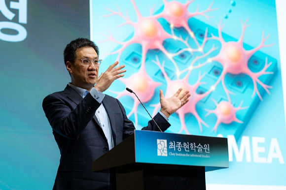 함돈희 하버드대 공학&middot;응용과학부 석좌교수가 5월 28일 서울 강남구 한국고등교육재단 빌딩에서 열린 최종현학술원 특별강연에서 뇌 신경망 분석과 뉴로모픽 컴퓨팅 연구 성과를 소개하고 있다. [사진=최종현학술원]
