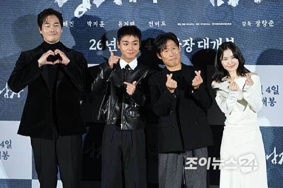 배우 유지태, 박지훈, 유해진, 전미도가 19일 오전 서울 용산구 CGV용산아이파크몰점에서 열린 영화 '왕과 사는 남자'(감독 장항준) 제작보고회에 참석해 포즈를 취하고 있다. [사진=문수지 기자]