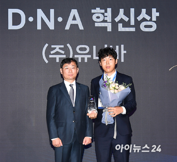 종합경제미디어 아이뉴스24가 23일 서울 영등포구 여의도동 FKI타워컨퍼런스센터에서 '아이포럼2025-지금은 인공지능 대전환(AX):AI 3대 강국 어떻게 만들 것인가' 컨퍼런스를 개최했다. 포럼에 앞서 '제6회 아이뉴스24 D&middot;N&middot;A 혁신상 시상식'이 열린 가운데 유니바 남명진 대표가 D&middot;N&middot;A 혁신상(정보통신산업진흥원원장상)을 수상하고 있다. 왼쪽은 시상자로 나선 김득중 정보통신산업진흥원 부원장. [사진=곽영래 기자]