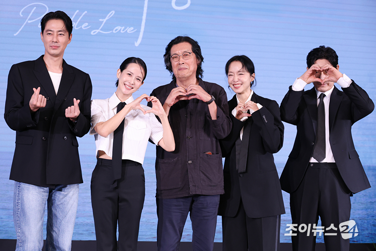 배우 조인성, 조여정, 이창동 감독, 배우 전도연, 설경구가 25일 오전 서울 마포구 호텔 나루 서울 엠갤러리에서 진행된 넷플릭스 영화 '가능한 사랑'(감독 이창동) 제작보고회에 참석해 포즈를 취하고 있다. [사진=문수지 기자]