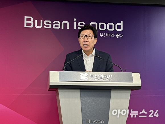 박형준 부산광역시장이 지난 26일 부산광역시청 브리핑룸에서 기자회견을 열고 백양터널 한시적 무료화에 대해 발표하고 있다. [사진=정예진 기자]