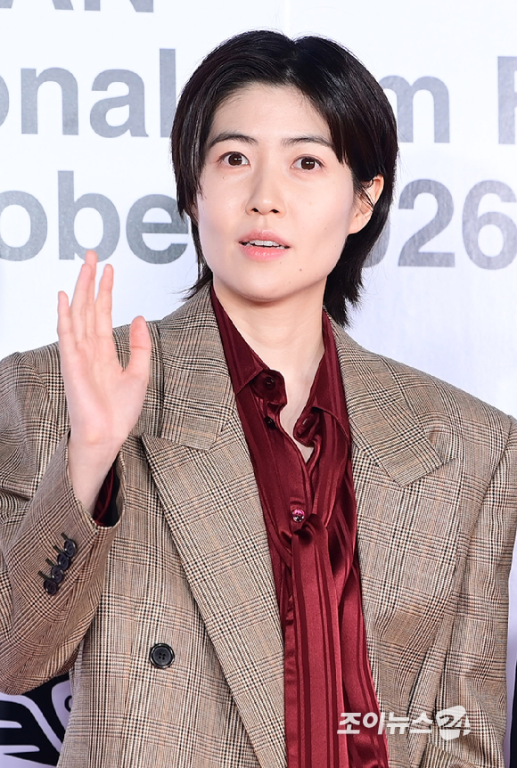 배우 심은경이 6일 부산 해운대구 영화의전당에서 열린 제31회 부산국제영화제 개막식 레드카펫 행사에 뉴 커런츠상 심사위원으로 참석하고 있다. [사진=정소희 기자]