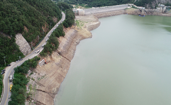 오봉저수지서 발견된 차량. [사진=강원도소방본부]