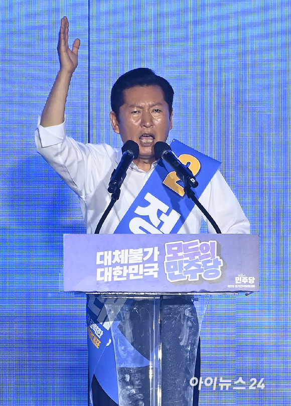 정청래 당대표 후보가 17일 대전시 대전컨벤션센터에서 열린 더불어민주당 8&middot;17 전당대회(제3차 정기전국당원대회)에서 정견발표를 하고 있다. [사진=곽영래 기자]