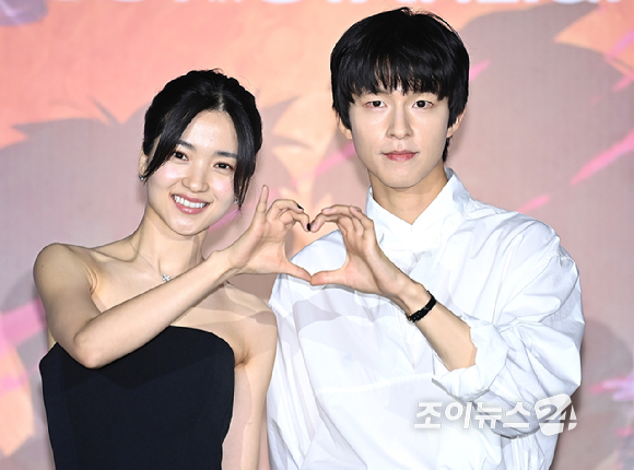 배우 김태리와 홍경이 27일 오후 서울 광진구 롯데시네마 건대입구에서 열린 '이 별에 필요한' 언론시사회 및 간담회에서 포토타임을 갖고 있다. [사진=곽영래 기자]
