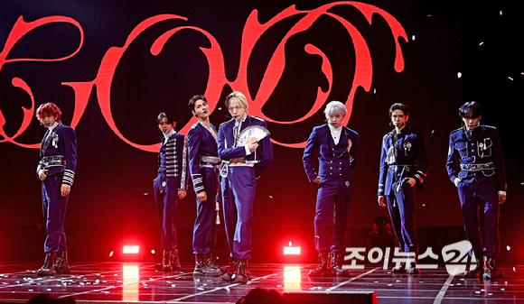 그룹 앰퍼샌드원(AMPERS&ONE)이 8일 서울 용산구 노들섬 라이브하우스에서 열린 미니 4집 '데피니션'(DEFINITION) 발매 기념 쇼케이스에서 무대를 선보이고 있다. [사진=곽영래 기자]