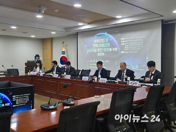 최용선 전 청와대 안보실 방위산업담당관이 7일 국회에서 진행된 '방위산업 등 전략 수출산업 금융지원 방안 마련을 위한 토론회'에 참석하고 있다. [사진=최란 기자]