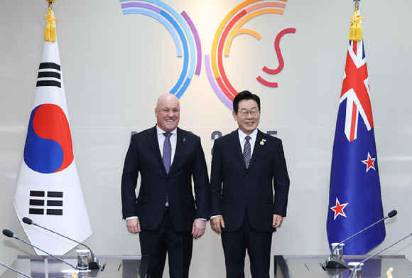 이재명 대통령과 크리스토퍼 럭슨 뉴질랜드 총리가 30일 경북 경주 APEC 정상회의장에서 양자회담에 앞서 기념촬영을 하고 있다. 2025.10.30 [사진=연합뉴스]