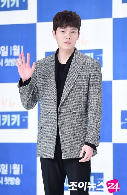 프로포폴 등 의료용 마약류를 상습 투약한 혐의를 받는 배우 유아인(본명 엄홍식)이 3일 오후 서울 서초구 서울중앙지법에서 열린 1심 공판에 참석하기 위해 법정으로 향하고 있다. [사진=곽영래 기자]