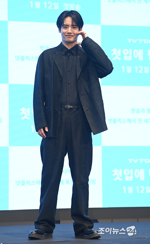 배우 아카소 에이지가 7일 오후 서울 구로구 더 세인트에서 진행된 '첫입에 반하다' 제작발표회에서 포즈를 취하고 있다. [사진=곽영래 기자]