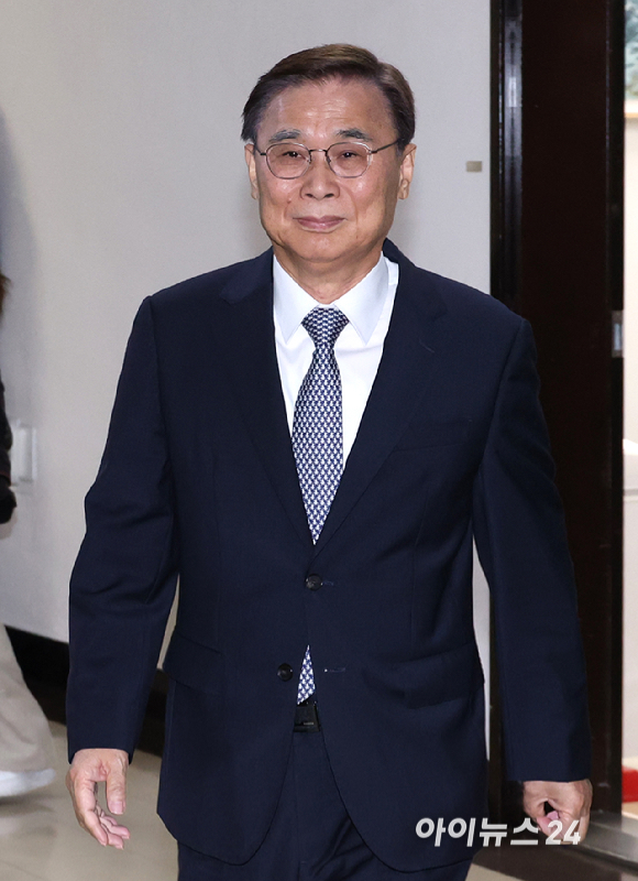이종석 국정원장이 1일 국회에서 열린 정보위원회 전체회의에 참석하고 있다. [사진=국회사진기자단 ]