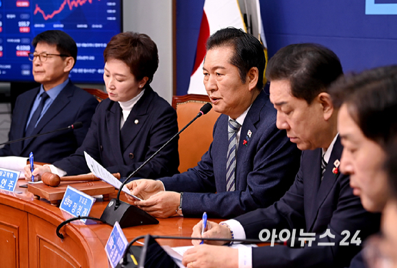 정청래 더불어민주당 대표가 19일 서울 여의도 국회에서 열린 최고위원회의에서 발언하고 있다. [사진=곽영래 기자]
