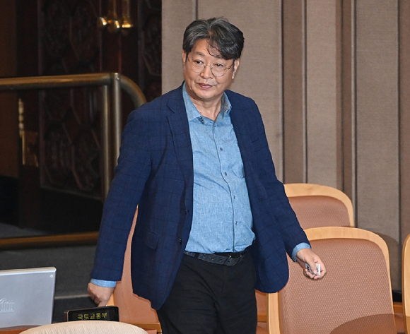'차명거래 논란'에 휩싸인 이춘석 더불어민주당 의원이 5일 오후 서울 여의도 국회 본회의에서 방송법 일부개정법률안(대한)에 대한 무제한토론 종결동의의 건에 대해 투표를 하고 있다. [사진=곽영래 기자]