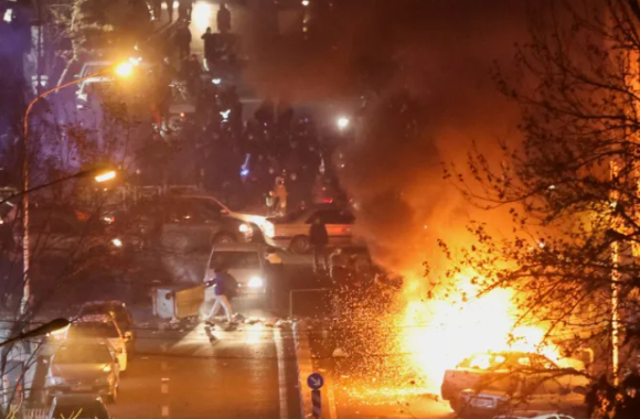 지난 8일 이란 테헤란에서 반정부 시위가 일어나고 있는 거리에서 차량이 불타고 있다. [사진=로이터/연합뉴스]