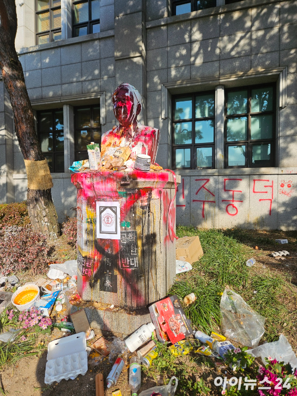 지난해 11월 13일 오전 방문한 동덕여대 정문에는 남녀공학 전환을 반대하는 문구가 적힌 각종 대자보가 붙여져 있다. [사진=설재윤 기자]