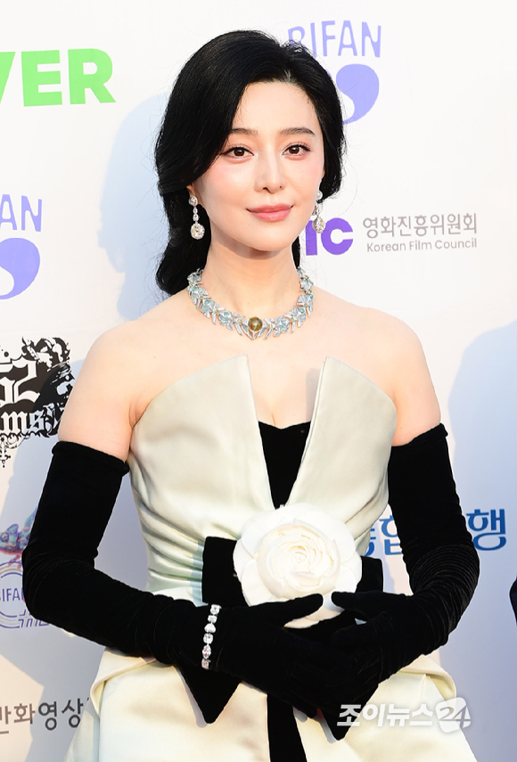 배우 판빙빙이 2일 경기도 부천시 원미구 부천시청 잔디광장에서 진행된 제30회 부천국제판타스틱영화제(BIFAN) 레드카펫 행사에 참석하고 있다. [사진=정소희 기자]