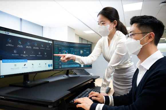 삼성전자 임직원들이 새로운 비즈니스 플랫폼인 'N-ERP'를 사용하고 있다. [사진=삼성전자 ]