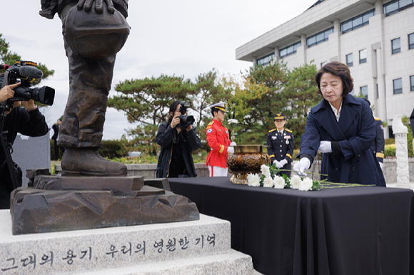 추미애 경기도지사, 순직 소방관 기리며 헌화. [사진=연합뉴스]
