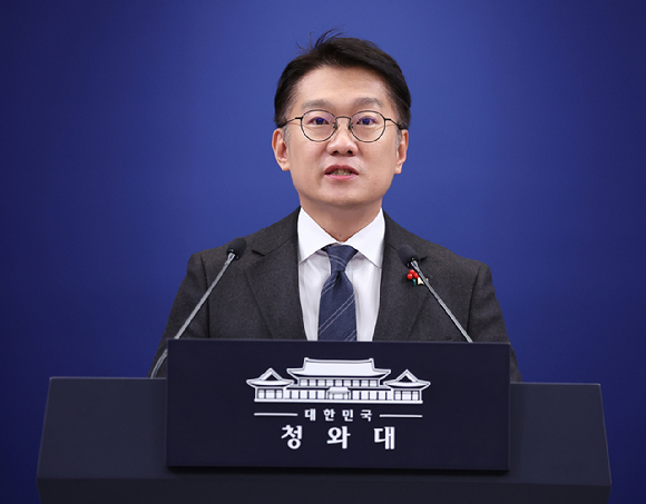 김남준 대변인이 24일 청와대 춘추관에서 이재명 대통령과 김혜경 여사의 희귀 질환 환우&middot;가족 현장 간담회 참석 관련 브리핑을 하고 있다. 2025.12.24 [사진=연합뉴스]