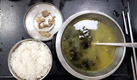 최근 한 온라인 커뮤니티에는 고속도로 휴게소에서 고기조각이 6-7개밖에 들어있지 않은 부실한 미역국을 받고 분노한 남성의 글이 화제를 모았다. 사진은 게시글 캡처. [사진=보배드림]