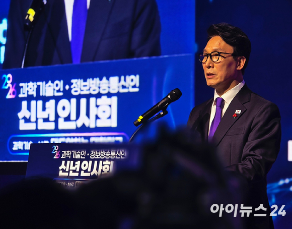 김민석 국무총리가 14일 오후 2시 한국과학기술회관에서 열린 2026 과학기술인&middot;정보방송통신인 신년인사회에서 격려사하고 있다. [사진=안세준 기자]