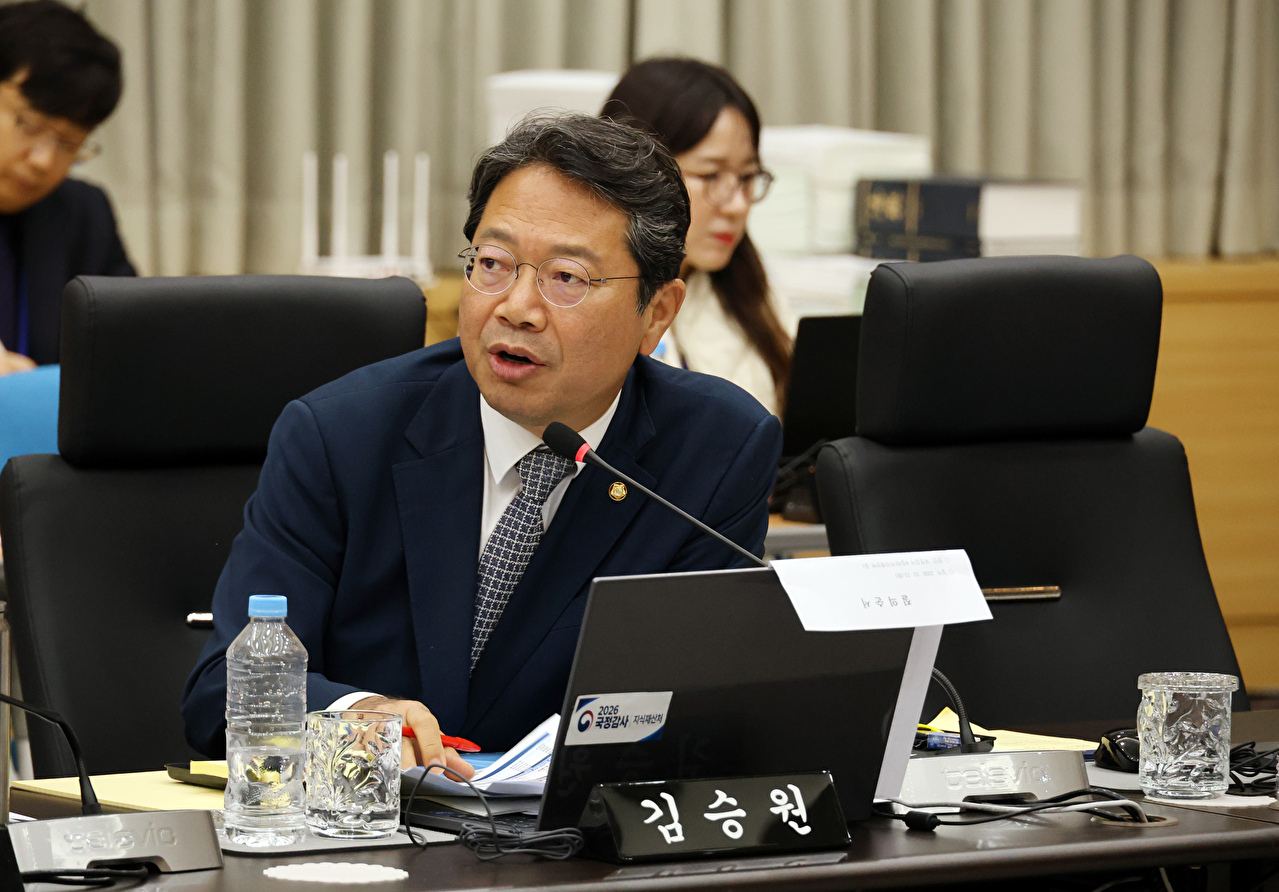 오동운 고위공직자범죄수사처(공수처)장이 13일 국회 법제사법위원회에서 열린 국정감사에 출석해 업무보고 전 물을 마시고 있다. 2026.10.13 [사진=연합뉴스]