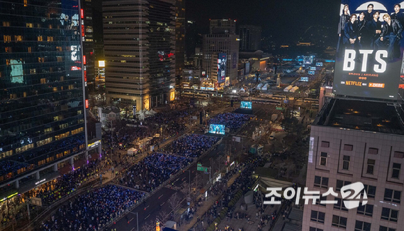 방탄소년단(BTS)이 21일 오후 서울 광화문 광장에서 정규 5집 '아리랑(ARIRANG)' 앨범 발매를 기념해 컴백 무대를 선보이고 있다. [사진=사진공동취재단]
