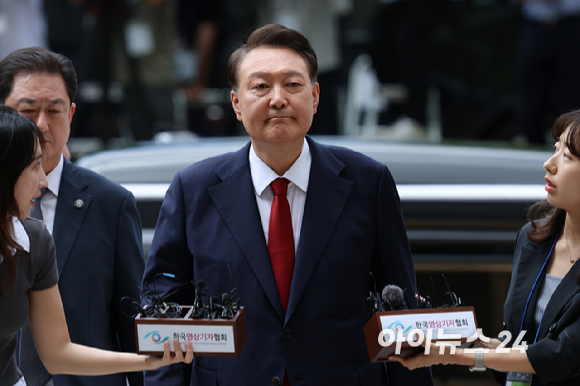 12·3 비상계엄과 관련해 특검의 수사를 받는 윤석열 전 대통령이 두 번째 구속 전 피의자 심문(영장실질심사)을 받기 위해 9일 오후 서울 서초구 중앙지법으로 출석하고 있다. [사진=사진공동취재단]