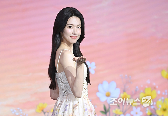 배우 하영이 5일 서울 마포 호텔 나루 서울에서 열린 넷플릭스 시리즈 '이런 엿같은 사랑' 제작발표회에서 포토타임을 갖고 있다. [사진=곽영래 기자]