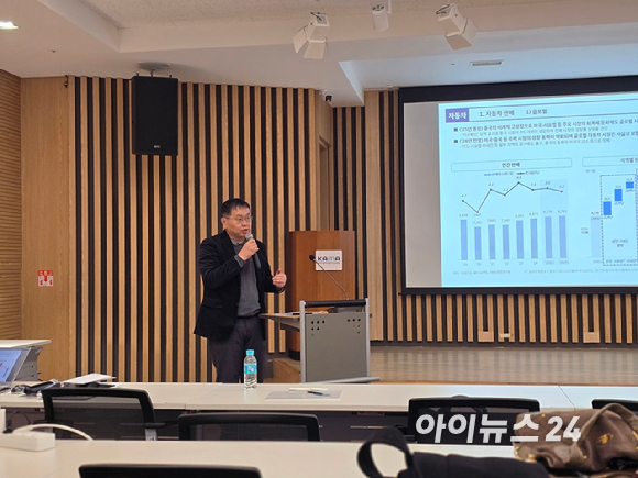 양진수 현대자동차그룹 HMG경영연구원 모빌리티산업연구실장 상무가 16일 서울 서초동 자동차회관 그랜저볼룸에서 열린 한국자동차기자협회(KAJA) 신년 세미나에서 '2026년 글로벌 자동차 시장 전망'을 주제로 발표하고 있다. [사진=김종성 기자]
