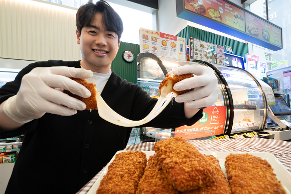 GS25가 로봇&middot;AI 관련 사회적 높은 관심을 반영해 업계 최초로 휴머노이드 로봇 등 11종의 로봇을 선보인다. [사진=GS리테일]