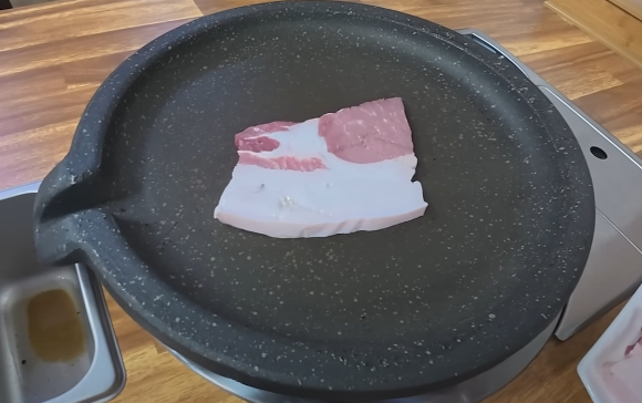 한 유명 유튜버가 울릉도 식당에서 비계만 가득 있는 삼겹살을 받아 논란이 됐다. 사진은 해당 식당이 판매 중인 고기. [사진=유튜브 @꾸준 kkujun]
