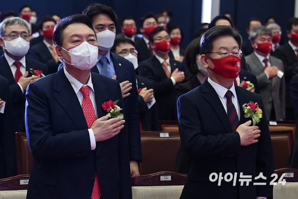 이재명 더불어민주당 대선 후보(오른쪽)와 윤석열 국민의힘 대선 후보가 3일 오전 서울 영등포구 여의도동 한국거래소에서 진행된 2022년 증권·파생상품시장 개장식에서 국민의례를 하고 있다. [사진=김성진 기자]