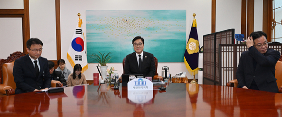 더불어민주당 한병도 원내대표(왼쪽)와 국민의힘 송언석 원내대표(오른쪽)가 27일 국회에서 우원식 국회의장 주재로 열린 여야 원내대표 회동에서 만나 우 의장 발언을 듣고 있다. [사진=연합뉴스]