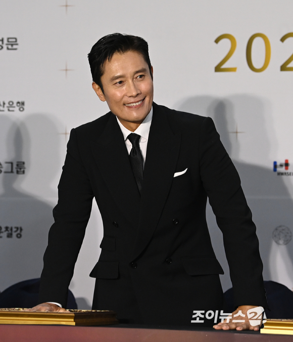 배우 이병헌이 7일 오후 부산 해운대구 벡스코 오디토리움에서 열린 '2021 부일영화상' 레드카펫에 참석해 포즈를 취하고 있다. [사진=김성진 기자]