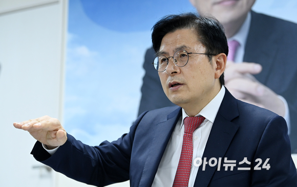 국민의힘 대선주자인 황교안 전 미래통합당(국민의힘 전신) 대표가 27일 오후 서울 영등포구에 위치한 선거 캠프 사무실에서 아이뉴스24와 인터뷰를 하고 있다. [사진=김성진 기자]