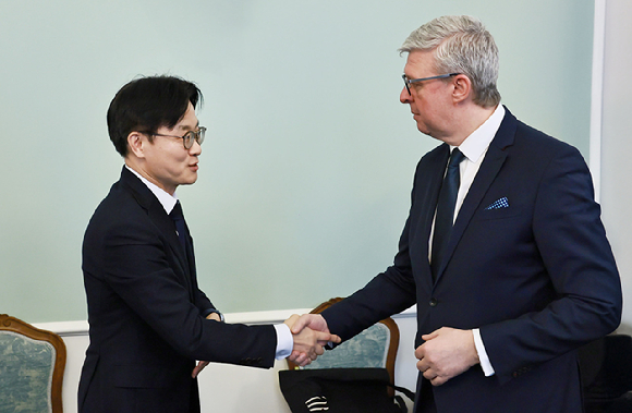 김정관 산업통상부 장관(왼쪽)이 체코 카렐 하블리첵 산업통상부 장관을 만나 두코바니 원전의 차질없는 이행을 약속했다. [사진=산업부]