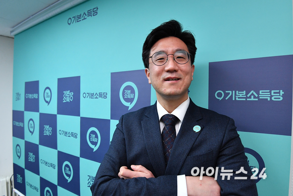 오준호 기본소득당 대선후보가 3일 서울 영등포구 기본소득당 당사에서 아이뉴스24와 인터뷰를 하고 있다. [사진=김성진 기자]