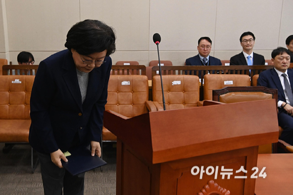 이혜훈 기획예산처 장관 후보자가 23일 오전 서울 여의도 국회 재정경제기획위원회에서 열린 인사청문회에서 고개 숙여 인사를 하고 있다. [사진=곽영래 기자]