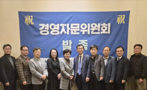 정근영 인천글로벌시티 대표(왼쪽 여섯번째)와 경영자문위원들이 공식 발족 후 기념 촬영을 하고 있다. [사진=인천글로벌시티]