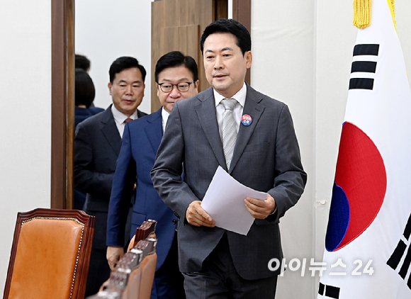 국민의힘 장동혁 당대표가 13일 서울 여의도 국회에서 열린 최고위원회의에 참석하고 있다. [사진=곽영래 기자]